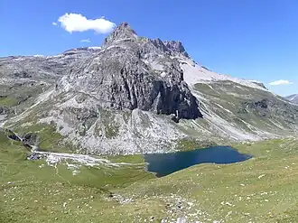 Vue du lac de la Plagne et du refuge Entre le Lac dominés par le mont Blanc de Peisey avec en arrière-plan le dôme des Pichères à gauche et l'Aliet à droite.