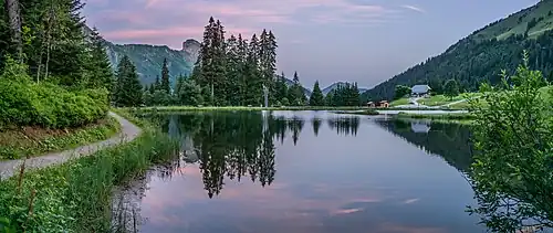 Le lac des Mines d'or (à 1&nbsp;386&nbsp;m d’altitude surplombant la vallée de la Dranse de Morzine près de la frontière suisse, à l’ouest du col de Bretolet).