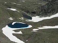 Réserves d'eau de fonte au pied du Carlit.
