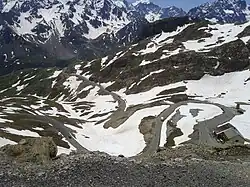 Vue plus bas sur le monument en hommage à Henri Desgranges et le chalet du Galibier.