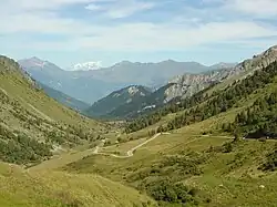 Plus bas la série d’épingles des derniers kilomètres après le lieu-dit « Sous le Col d’en bas ». Au fond la vue sur le mont Blanc.