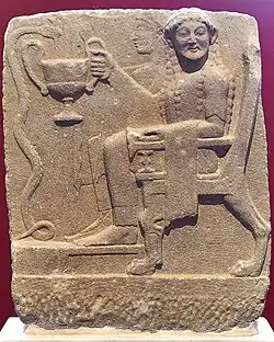 Relief représentant deux héros ou divinités chthoniennes. VIe&nbsp;siècle&nbsp;av. J.-C. Musée archéologique de Sparte.