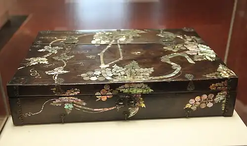 Boite à documents laquée et incrustée de nacre. Période Joseon, XVIIIe&nbsp;siècle. H. 7,6&nbsp;cm. Musée national de Corée.