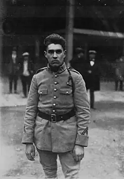 Photographie en noir et blanc d'un homme en habit militaire.