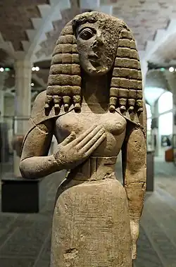 La « Dame d'Auxerre », Crète, style dédalique, v. 640-630 av. J.-C., musée du Louvre.