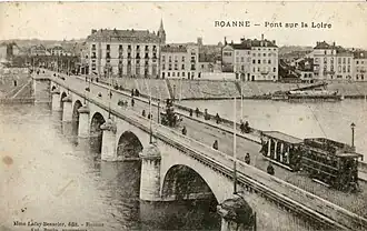 Tramway et baladeuse, sur le pont sur la Loire.
