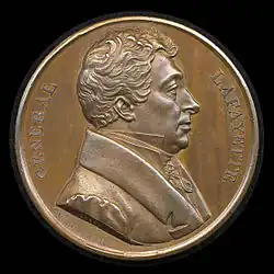 Médaille de couleur bronze, montrant le buste de profil d'un homme au cheveux ondulés et l'inscription General Lafayette.