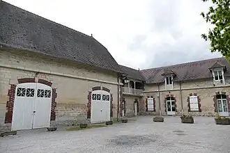 Les communs du château.