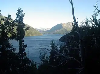 Vue du lac Mascardi (bassin du río Manso). Ce lac porte le nom du Père jésuite Nicolás Mascardi, qui dans la deuxième moitié du XVIIe&nbsp;siècle établit une mission sur les rives du lac Nahuel Huapi.