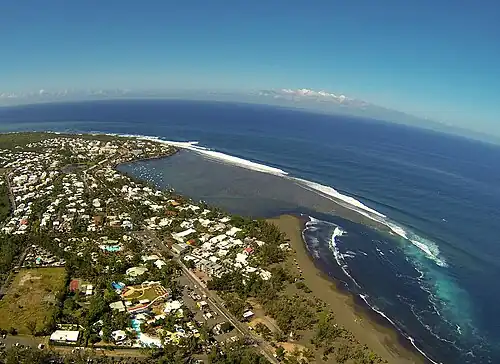 Le lagon de L'Étang-Salé vu du ciel.