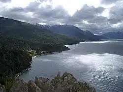 Rivage du lac Traful.