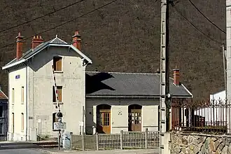 Laifour : disposition atypique en raison de la pente et de la présence d'une route.