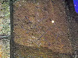 L'église fortifiée (avec des motifs décoratifs sur la façade ouest du clocher, vus de nuit).