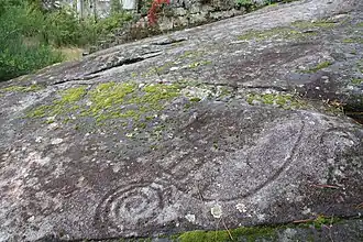 Des gravures rupestres.