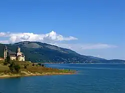 Le lac de Mavrovo.