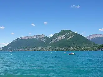 Vue du versant occidental du mont Veyrier depuis Saint-Jorioz au sud sur l'autre rive du lac d'Annecy.