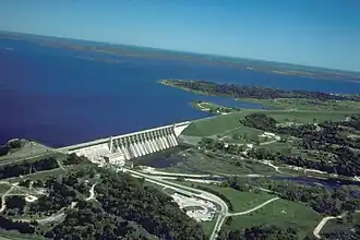 Le lac Whitney avec le barrage sur le Brazos dans les comtés de Bosque et de Hill.