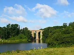 Extrémité est vers Mazières-en-Mauges et viaduc de l'ancienne voie ferrée Cholet-Bressuire.