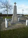 Le monument aux morts dans le cimetière.