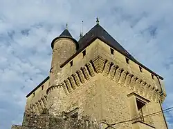 Mâchicoulis et tourelle de la tour sud.