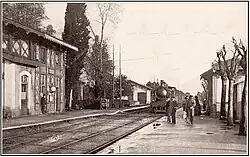 Arrivée d'un train à vapeur, début 1900.
