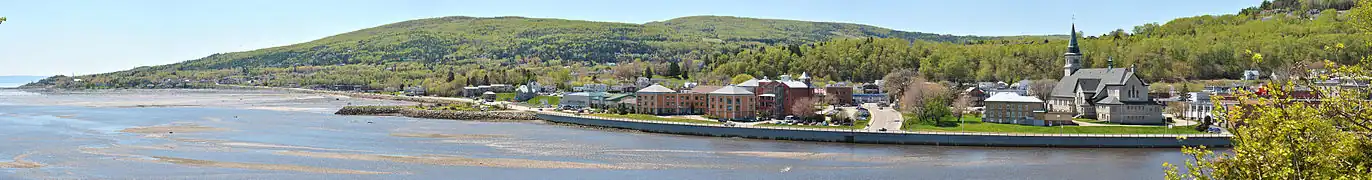Un panorama de la baie de La Malbaie. On peut y voir Pointe-Au-Pic à l'extrême gauche, la place Charlevoix au centre gauche et l'église de La Malbaie à droite.