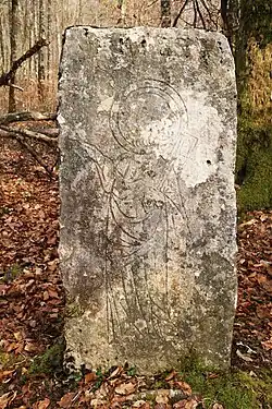 Borne armoriée des Trois Abbés face saint Pierre.