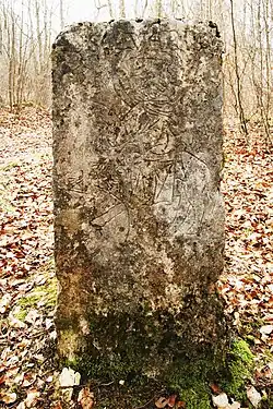 Borne armoriée des Trois-Abbés face saint Seine.