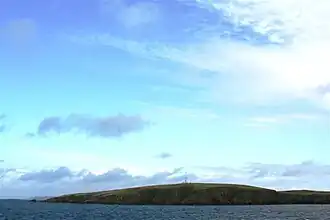 Vue de l'extrémité sud-ouest de Lamba avec sa balise.