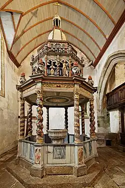 L'église Notre-Dame : le baptistère et son baldaquin.