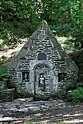 Lampaul-Guimiliau : la fontaine Sainte-Anasthasie, vue de près