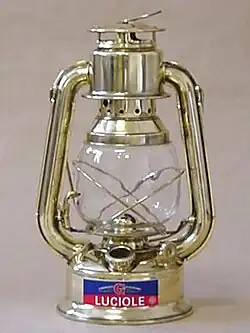 Lampe-tempête à pétrole en laiton.