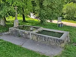La fontaine à la croix.