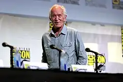 Lance Henriksen et une partie de la l'équipe du film Aliens, au San Diego Comic Con International de 2016 pour célébrer les trente ans du film.De gauche à droite :Bill Paxton, James Cameron, Gale Anne Hurd, Sigourney Weaver, Paul Reiser, Carrie Henn, Michael Biehn et Lance Henriksen.
