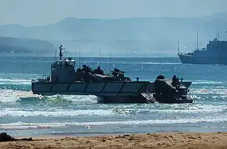 Un Humvee de l'infanterie de marine espagnole débarquant de la L-614.