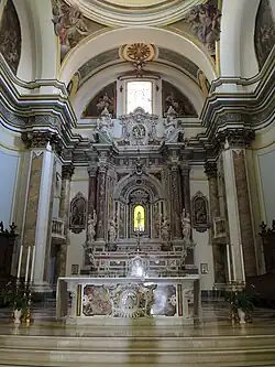 Le chœur avec le maître-autel.