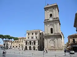 Le clocher (l'église est sur la droite).