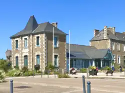 Vue sud-ouest de la mairie de Lancieux.