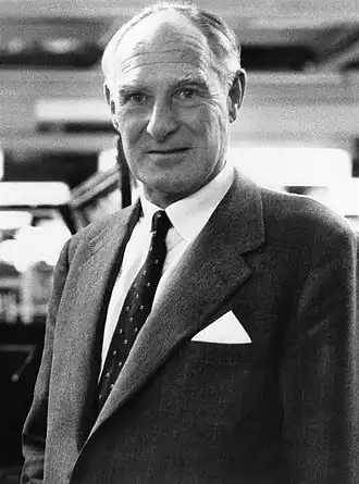 Portrait noir et blanc d'un homme en costume.