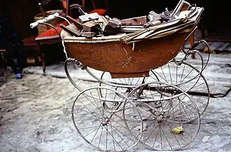 Landau dans un marché aux puces en 1977