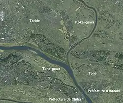 Vue aérienne en couleur du point de confluence de deux cours d'eau.