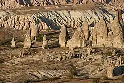 Cheminées de fée formées et en formation.