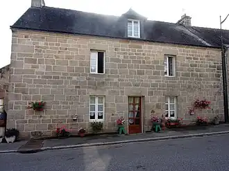 Maison du bourg en pierre de taille édifiée en 1832.