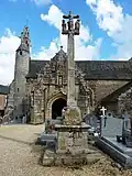 L'enclos paroissial : le calvaire et l'église.