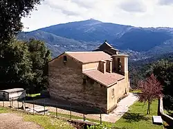 L'église et le Monte San Pedrone.