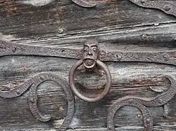 Détail d'une penture du portail.