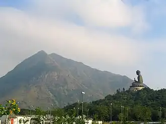 Vue du pic de Lantau s'élevant au-dessus du bouddha de Tian Tan.
