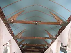 Vue générale du plafond et de la charpente de la nef.