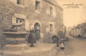 Lanvénégoises posant à côté du vieux puits de la grande rue (actuelle rue Jean Cadic) .
