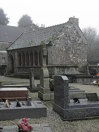 L'ossuaire de l'énclos paroissial.